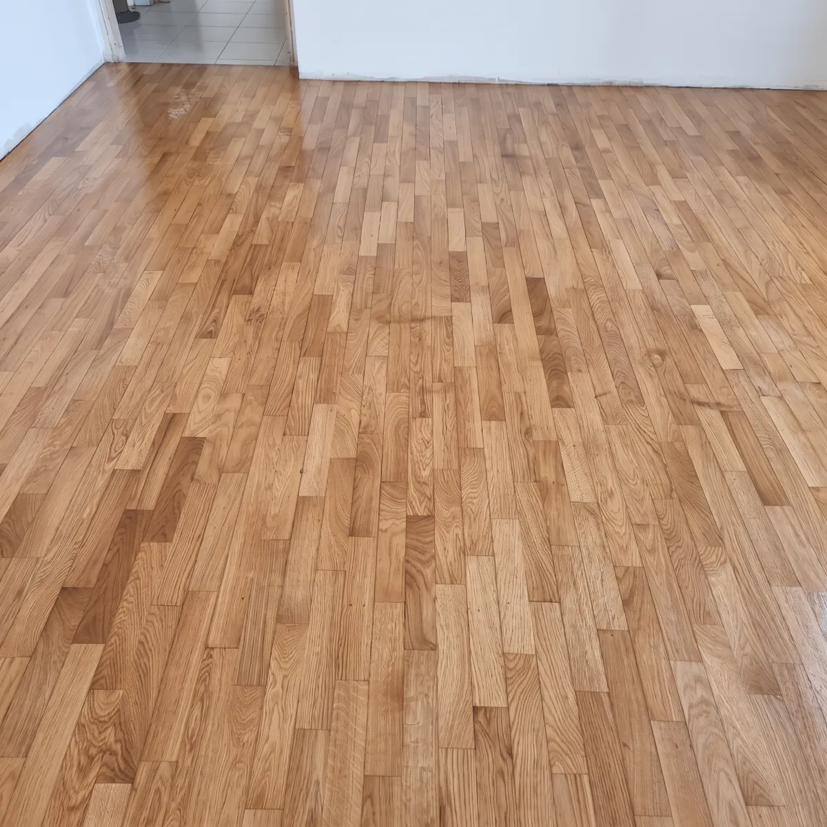 Pavimento in legno chiaro